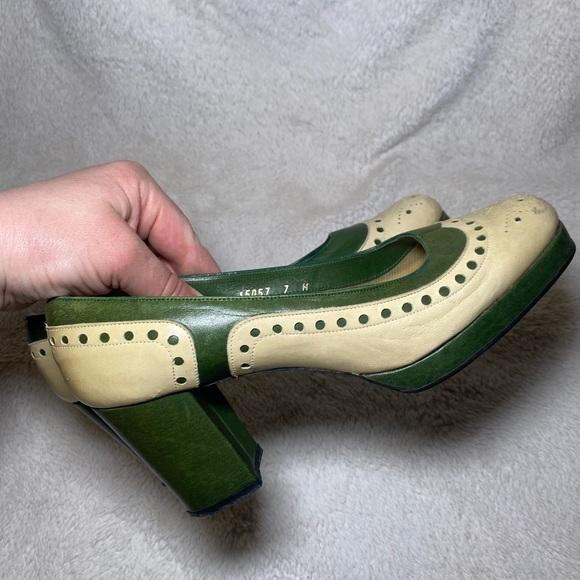 EUC True Vintage 1960s La Manche Two Tone Green/Beige Leather Cutout Shoes - Picture 6 of 16